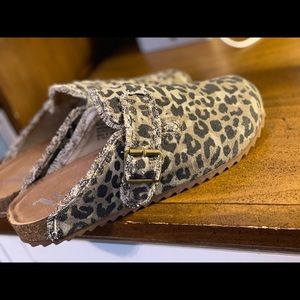 Leopard slides with buckle detail